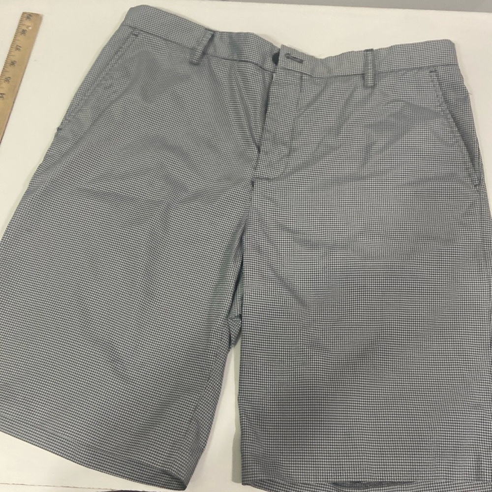 IZOD men’s shorts size 36 preowned good condition